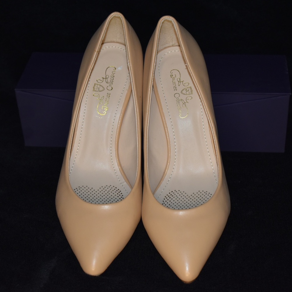 Tan journee collection heels, size 9